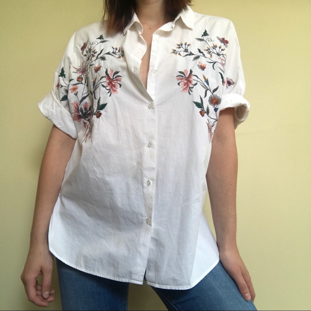 Adorable floral embroidered tunic 🌸🌸